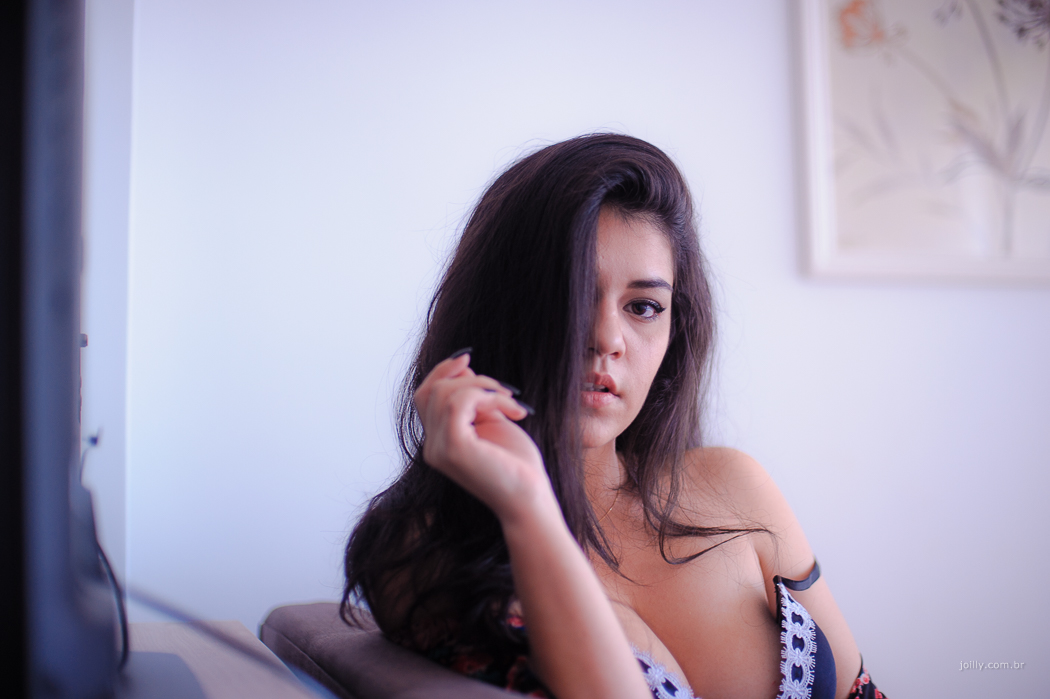 olhar atraente da linda mari em ensaio feminino por joilly