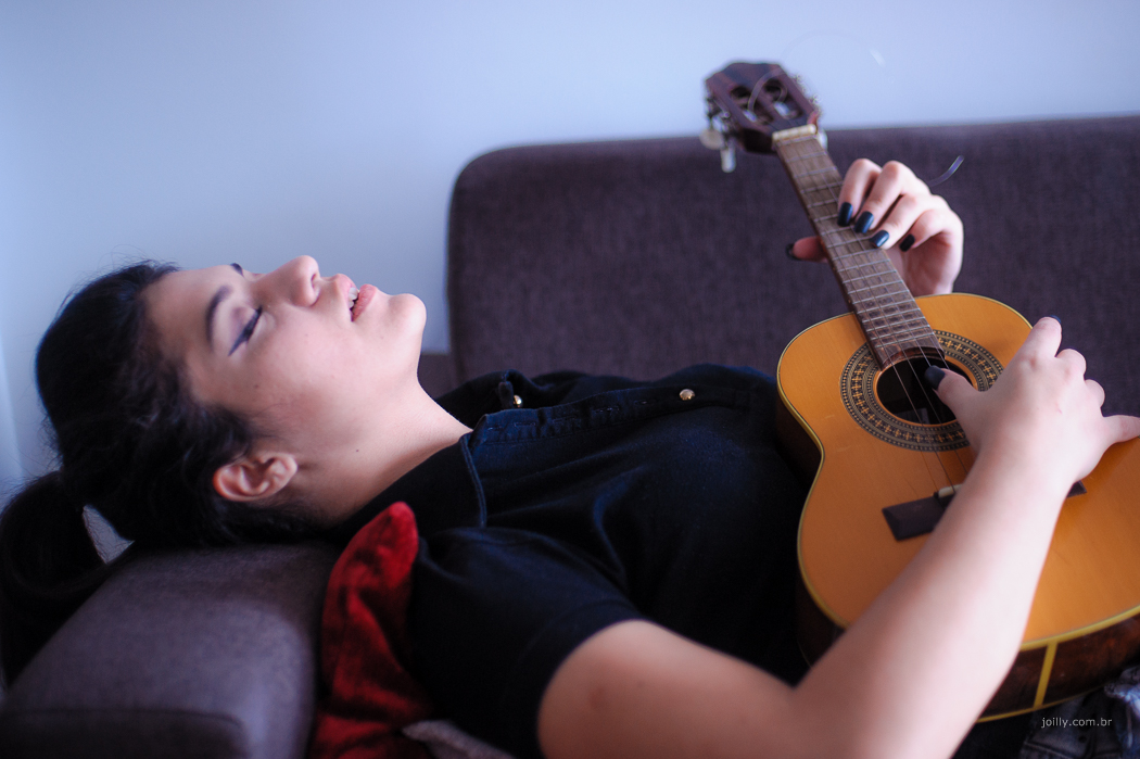 joilly clica modelo deitada no sofa relaxando