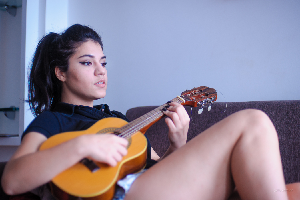 modelo tocando cavaquinho fotos de joilly
