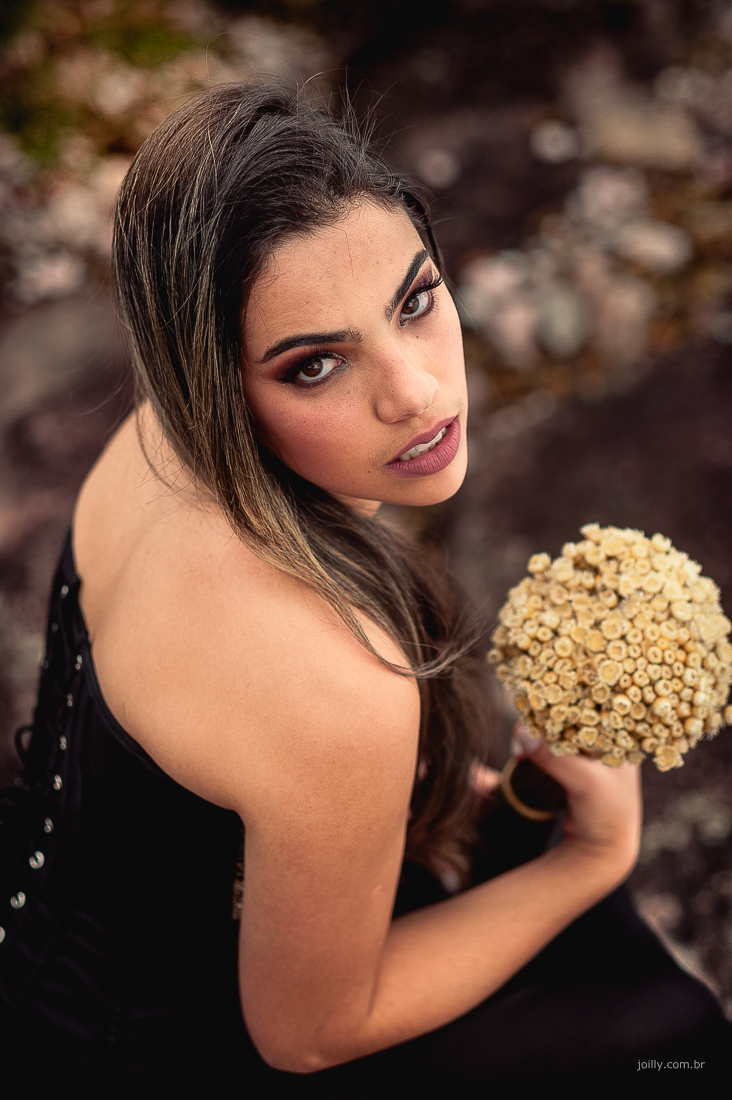 modelo segurando bouquet de sempre viva bahia rick joilly