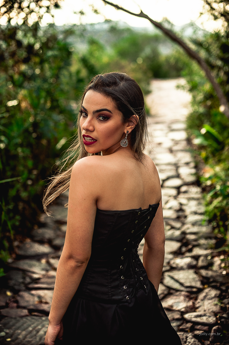mulher olhando para tras foto de joillly em mucuge