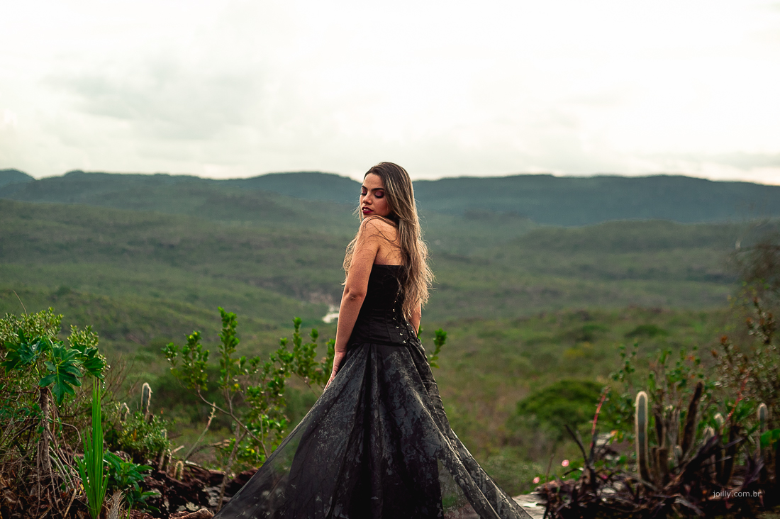 mulher com vestido preto na montanha bahia brasil joilly