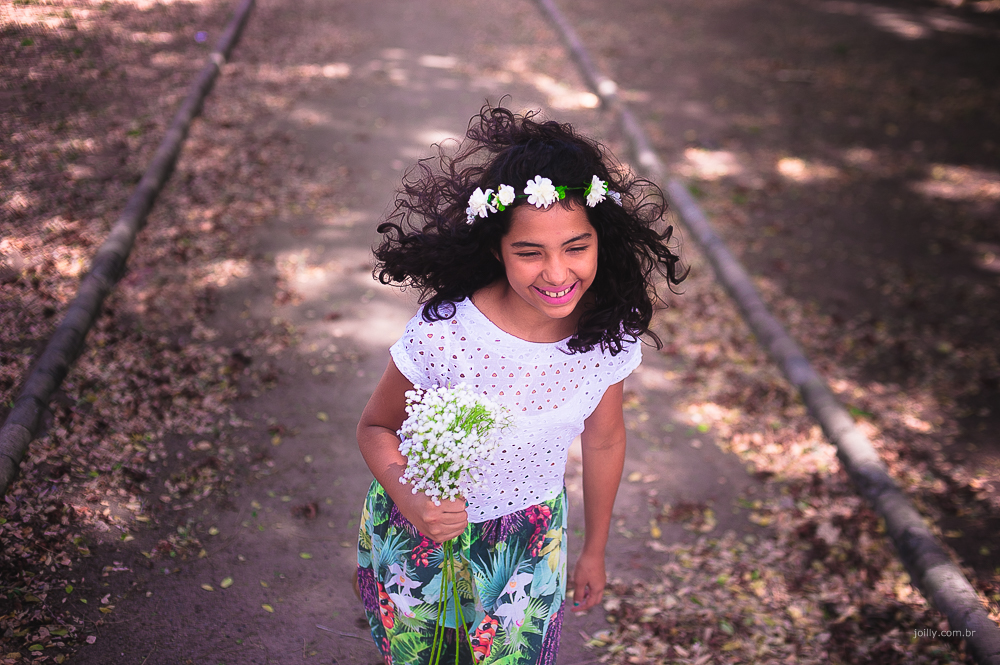 gaby correndo com ramo de flores, rick joilly capta a energia do momento