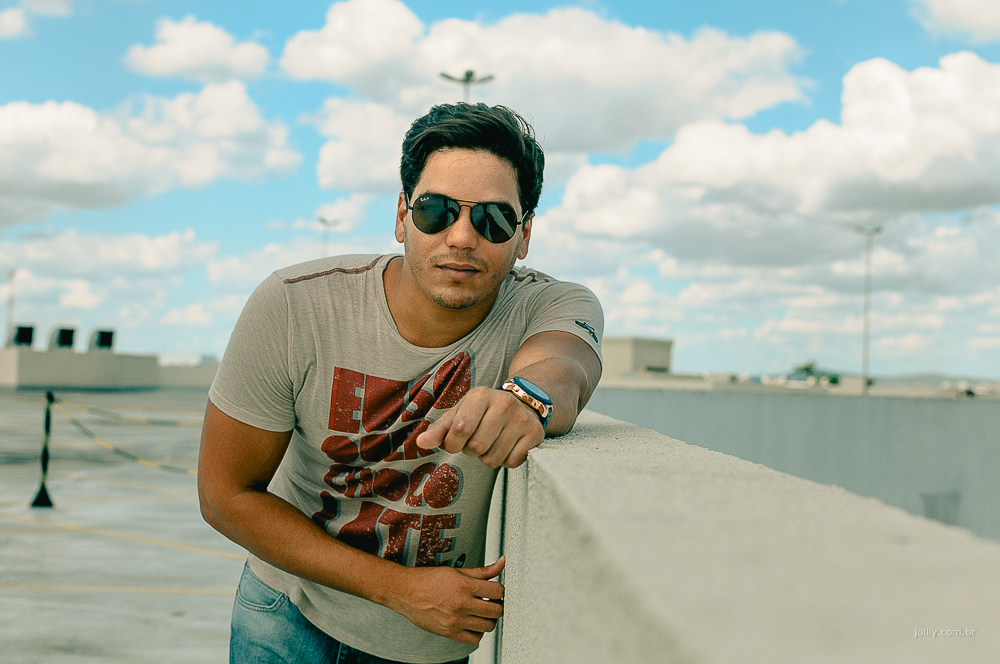oculos aviador e tshirt com calça jeans