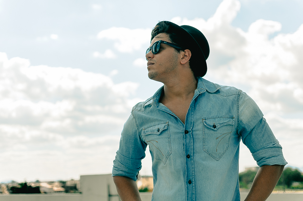 modelo masculino blusa de botao azul