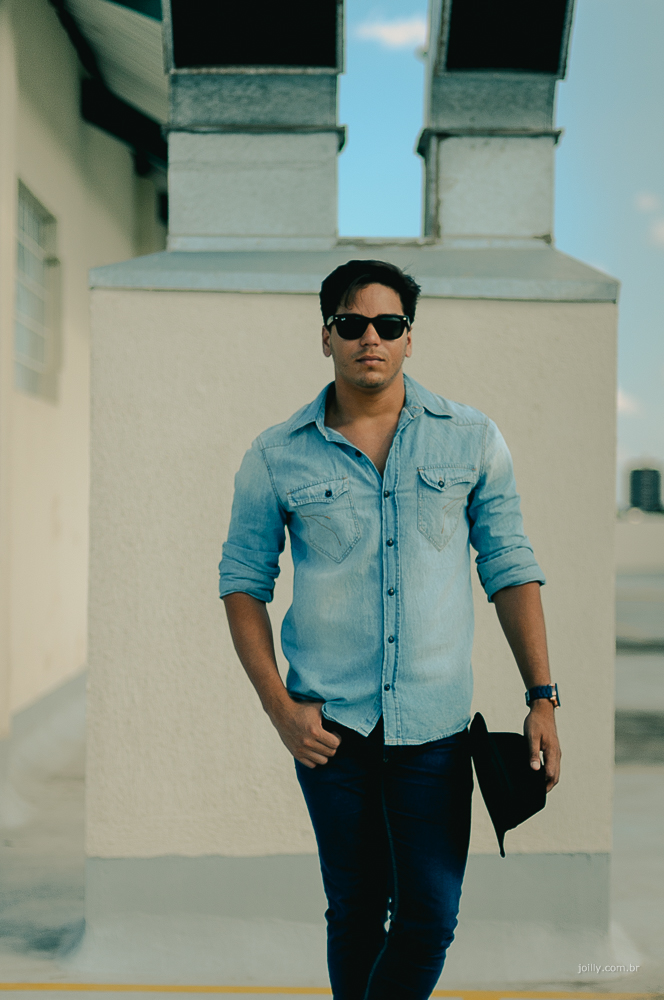 chapeu jeans e oculos escuro