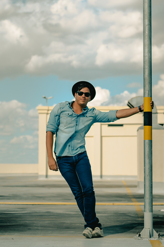 pedro posando em ensaio num estacionamento na cidade de feira de santana bahia