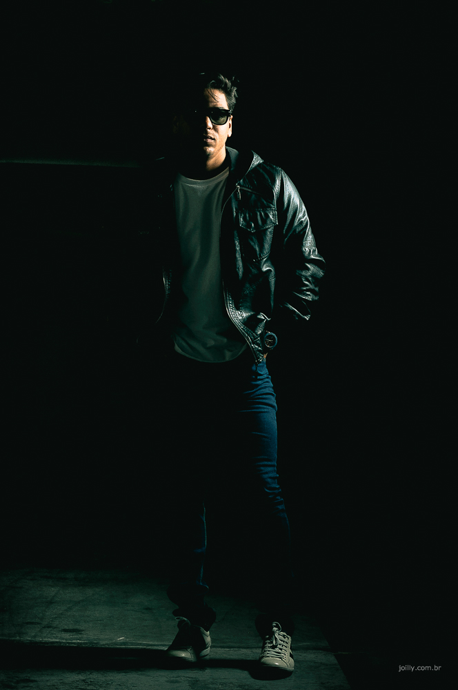 strobist no estilo casual com jeans e jaqueta preta de couro
