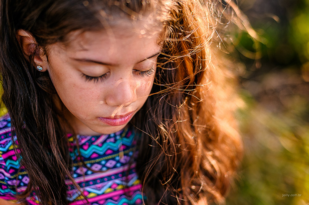 menina de olhos fechados orando foto de rick joilly fotografia