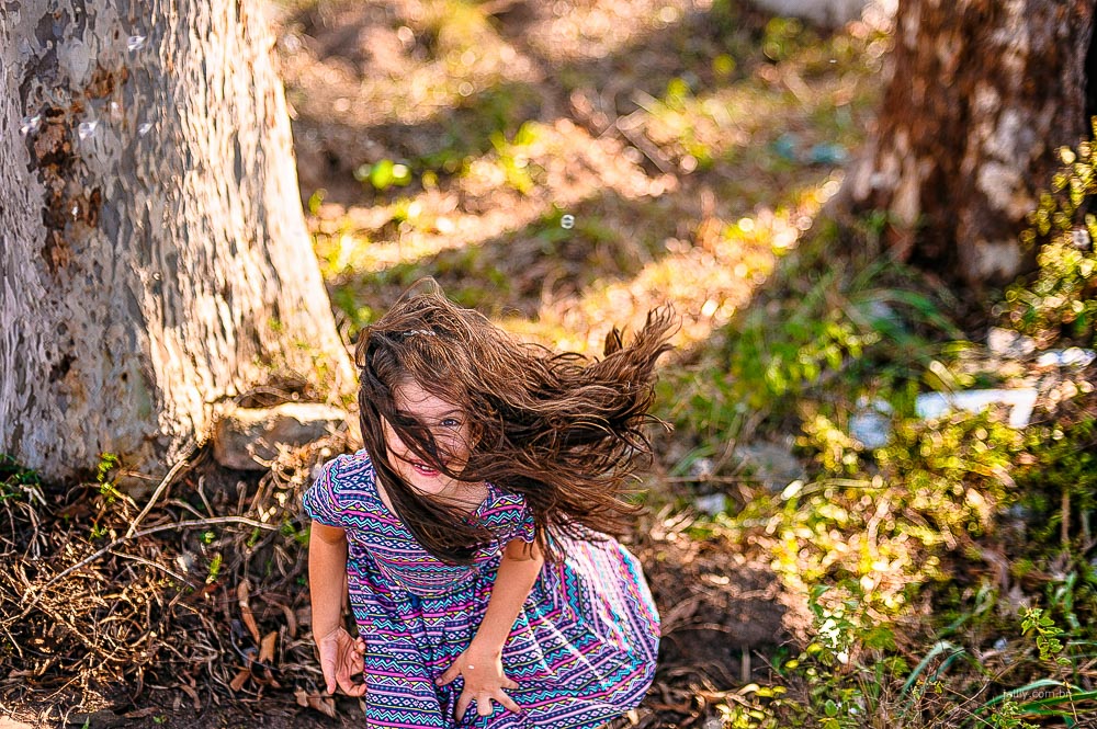 felicidade de uma crianca no ensaio infantil