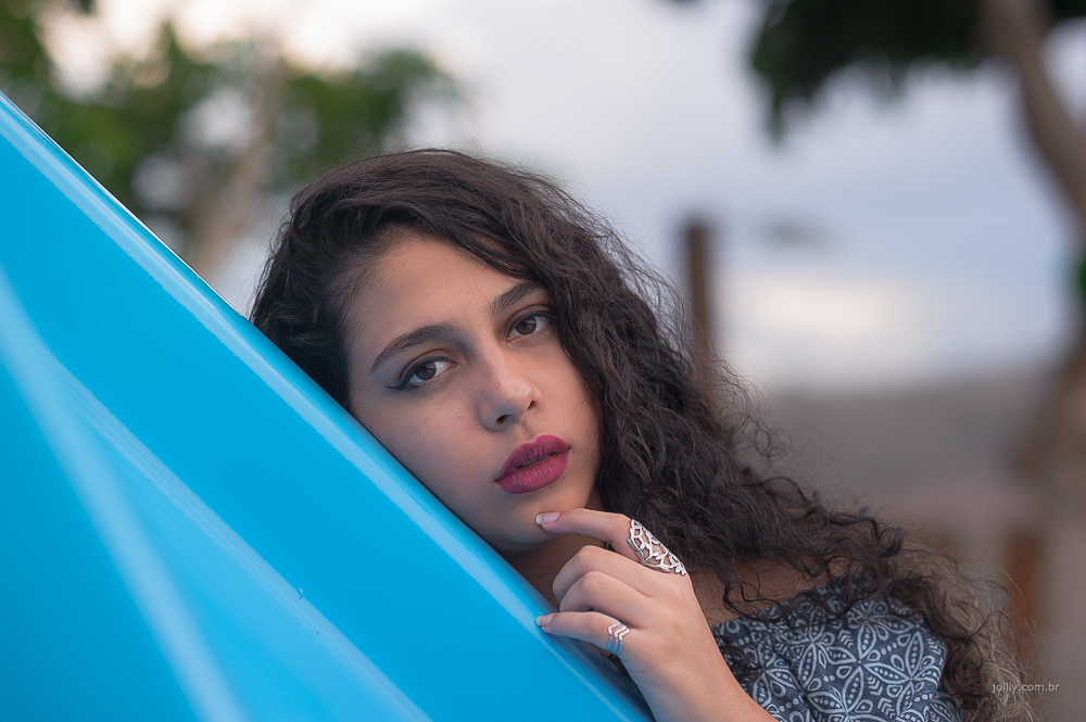 foto de close de isa em ensaio de 15 anos na cidade de feira de santana