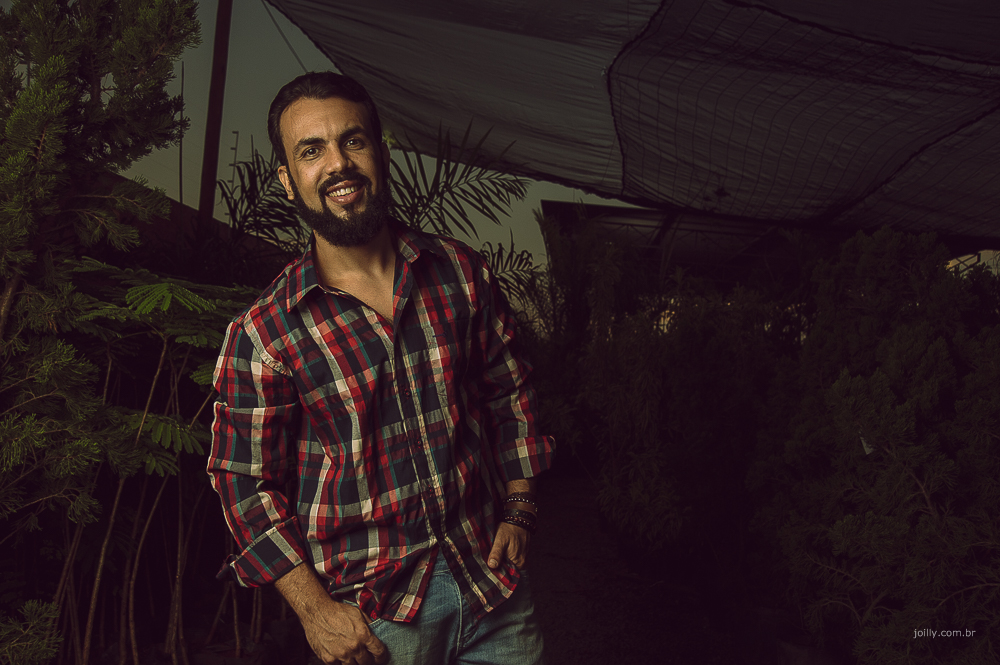 camisa xadrez e jeans look fashion no ensaio de book pessoal em feira de santana