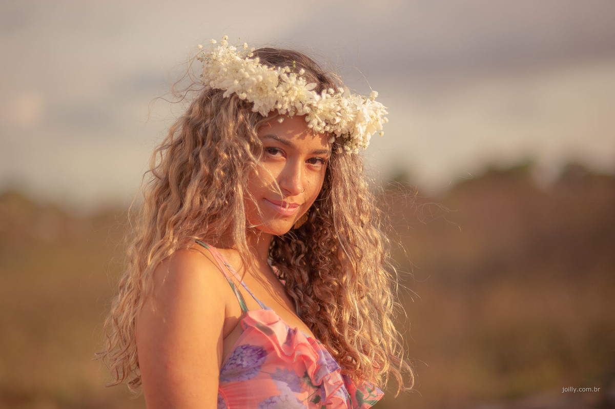 lailla com coroa de flores e um olhar encantador sob as lentes de rick joilly