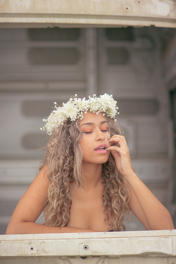 lindo ensaio com modelo usando coroa de flores, fotos de rick joilly