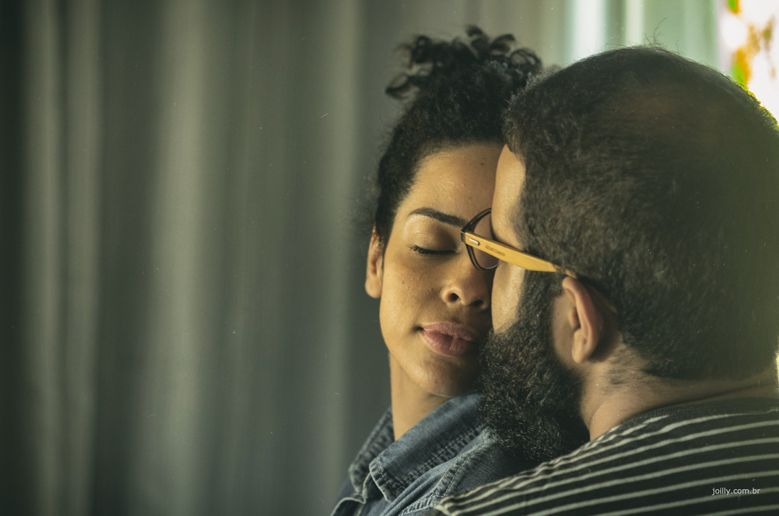 intimidade e carinho na sessão de fotos do ensaio de noivos