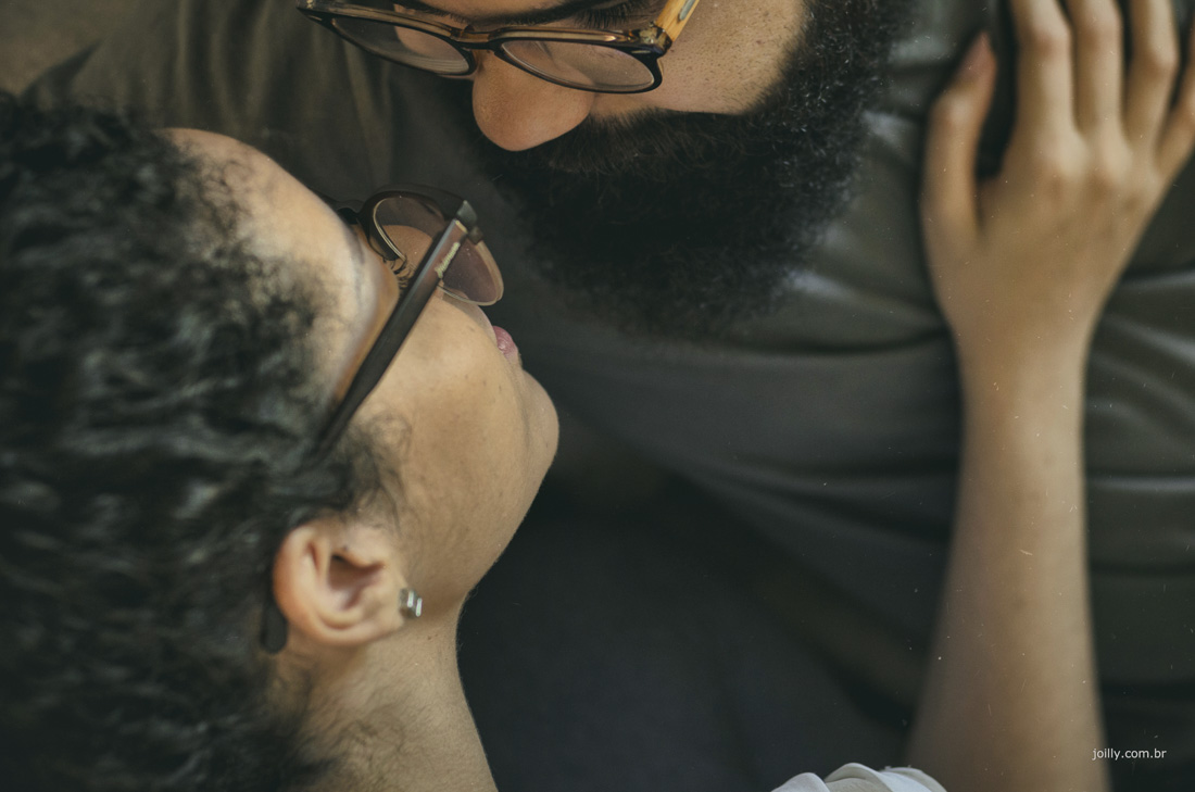 casal apaixonado se olha diante das lentes de rick joilly