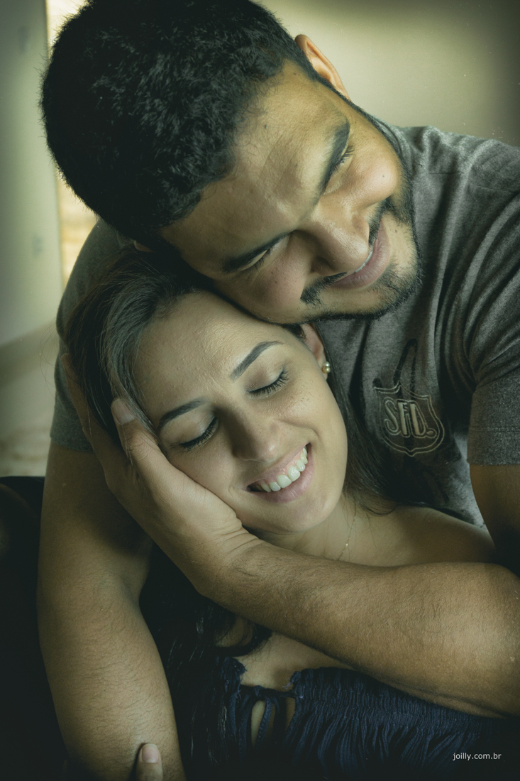 foto de casal apaixonado dentro de casa