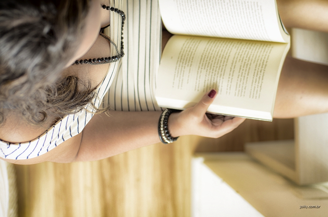 malu posa com livro durante seu ensaio fotografico
