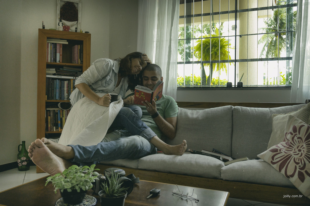 casal posa no sofá da sala parao fotografo rick joilly
