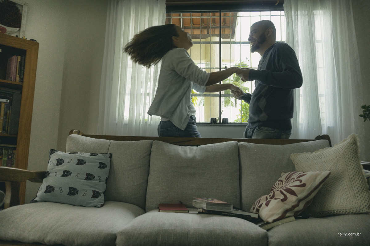 casal apaixonado posa com alegria em ensaio por rick joilly