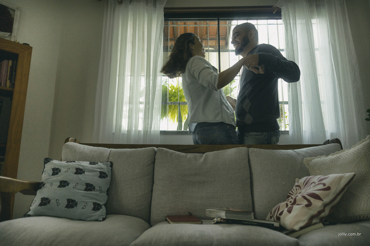 joilly registra o bom humor do casal em ensaio no lar