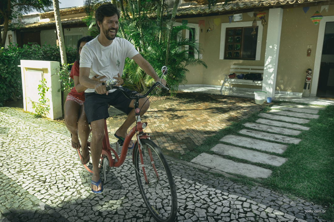 marta e paulo passeio de bike durante ensaio de casal
