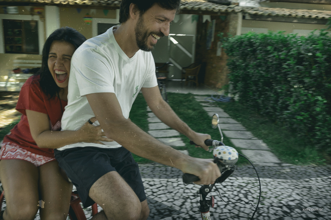 passeio de bike durante ensaio de casal
