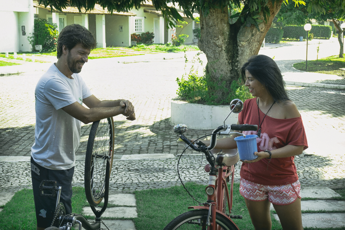 casal lavam as bikes durante tarde de sol