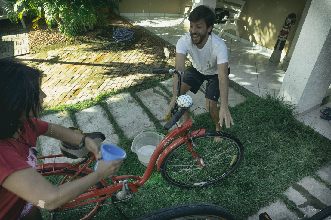 brincando com água lá vai banho em paulo