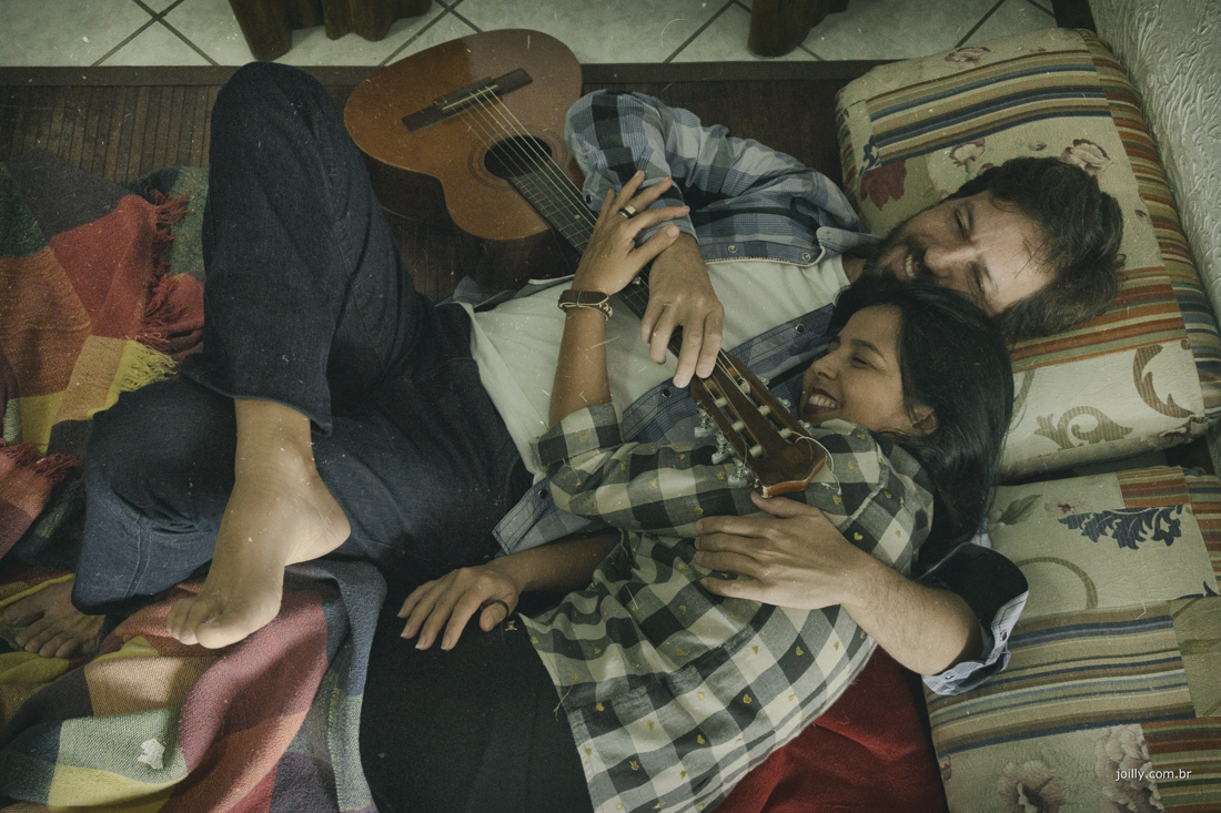 no tapete da sala violao frio e amor lindo ensaio de casal