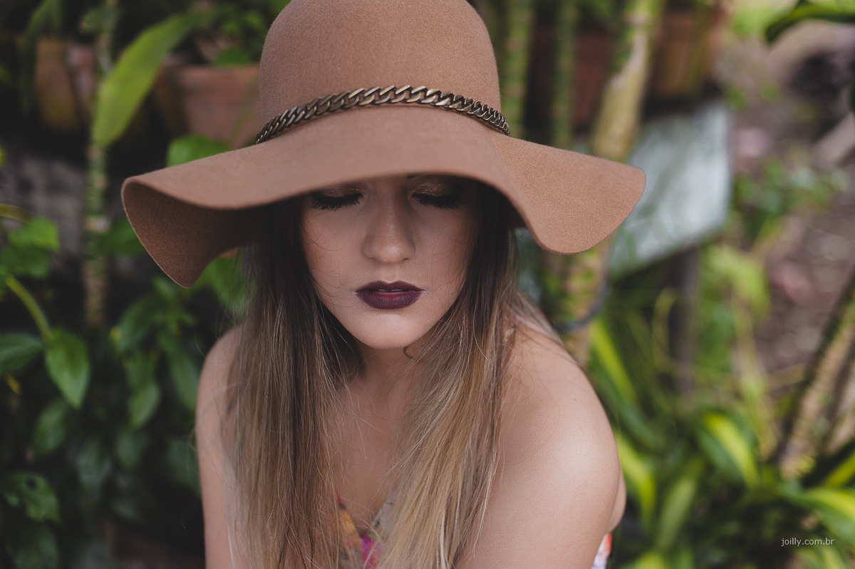 book de 15 anos de luiza em feira de santana, linda com chapeu e rodeada pelo verde do jardim
