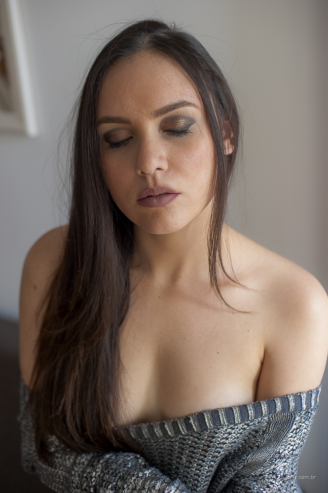 modelo olhos fechados ombros nus joilly fotografo