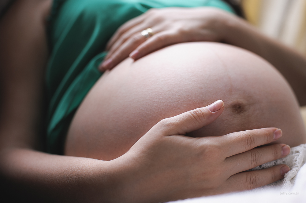 maos acariciando a barriga