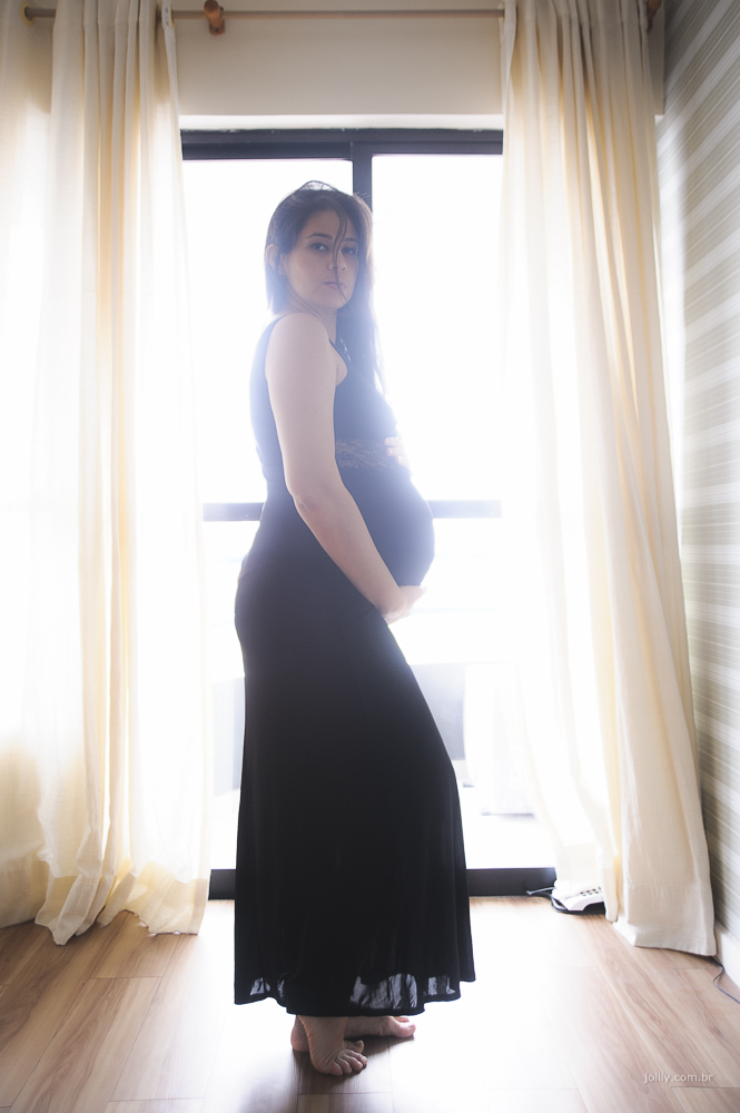 gravida com vestido preto