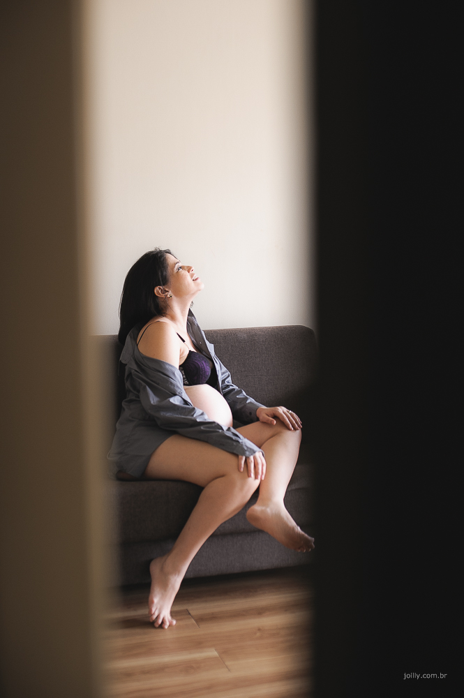 gravida sentada no sofa