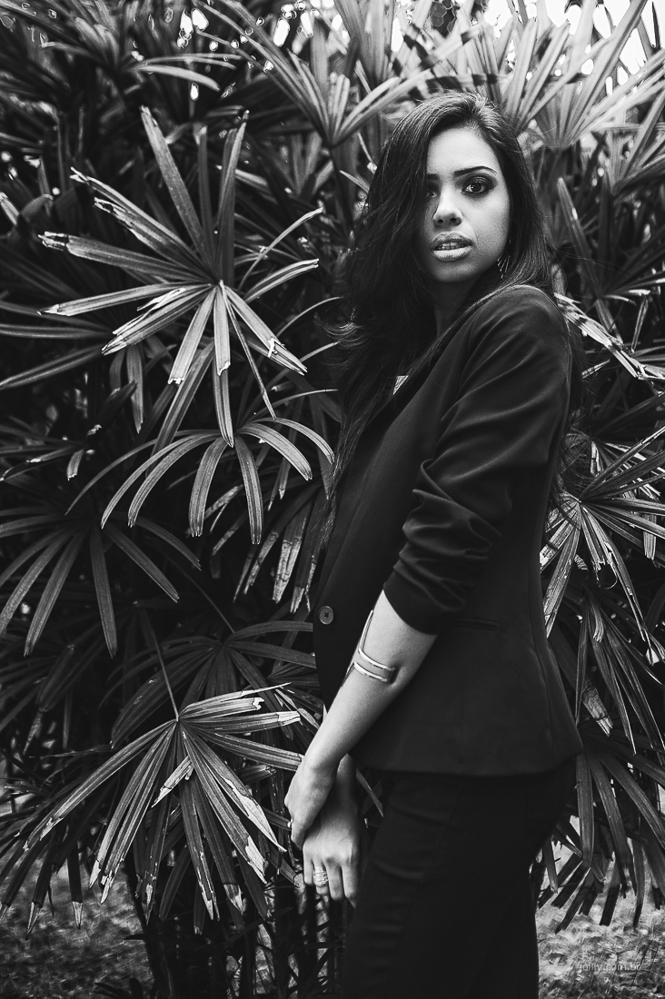 ensaio de book pessoal no jardim foto em preto e branco por joilly