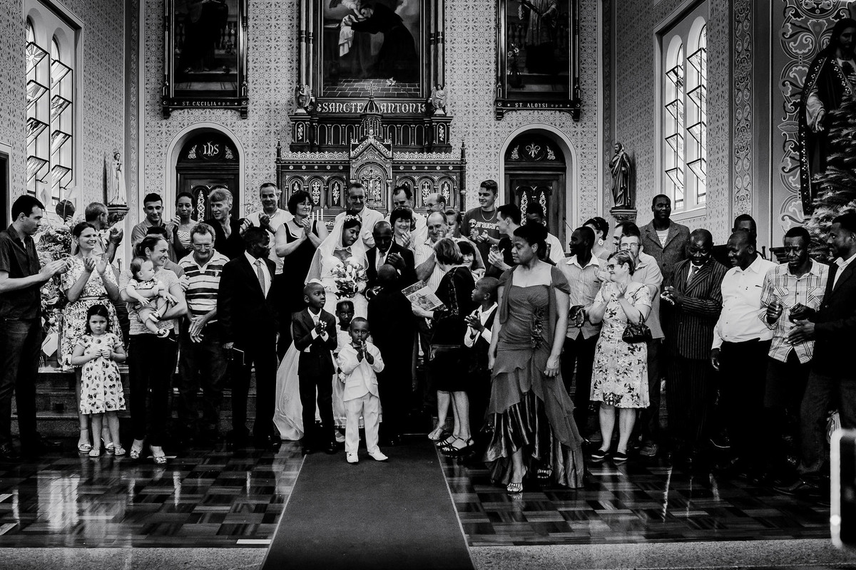 Terminada a cerimônia estão agora reunidos na frente do altar toda a comunidade haitiana e alemã que participou do casamento do Jack e da Denise na igreja matriz de Estrela RS