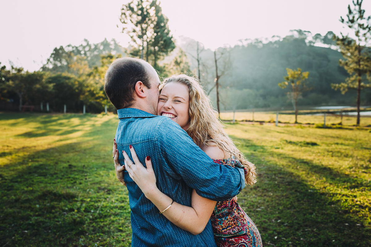 ensaio externo de casal repleto de amor verdadeiro