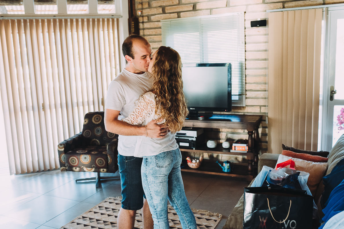couple celebrate their relationship doing a surprise photo session