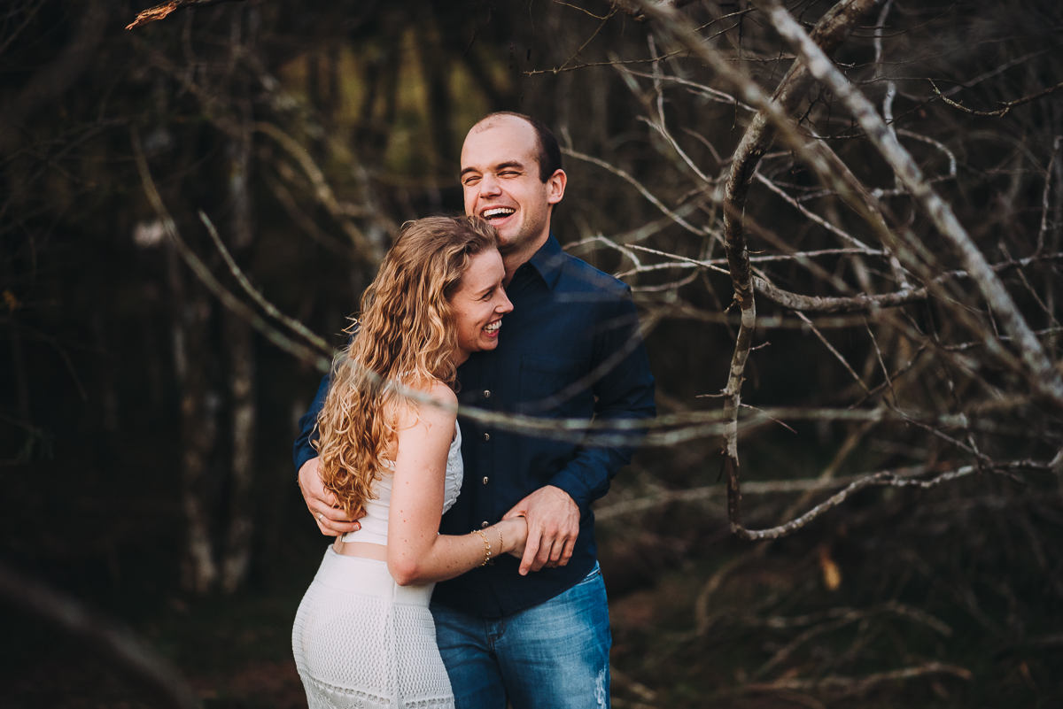 Casal esbanja felicidade ao ser fotografado no meio da natureza