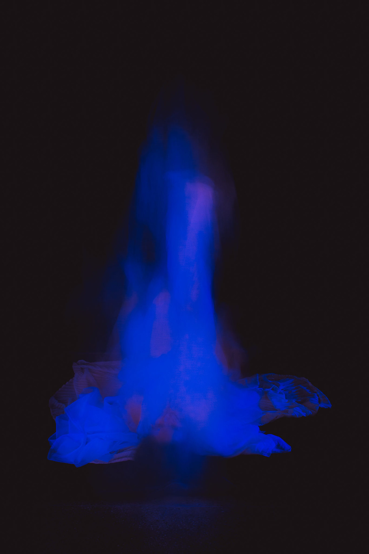 poetic photo session inspired in tropical jellyfish Turritopsis nutricula by Tati Itat
