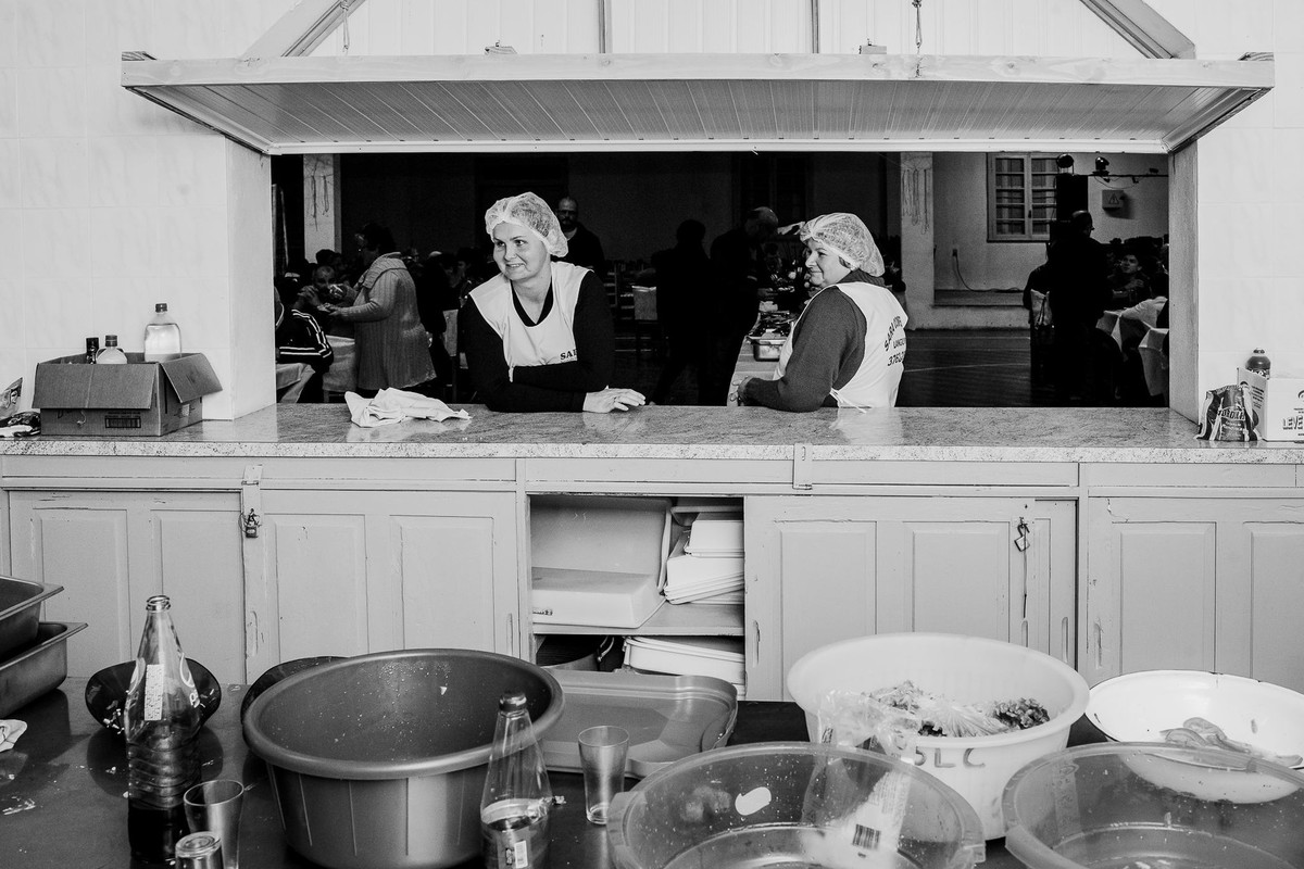 Cookers between the mess in the kitchen captured by tati itat Brazilian photographer