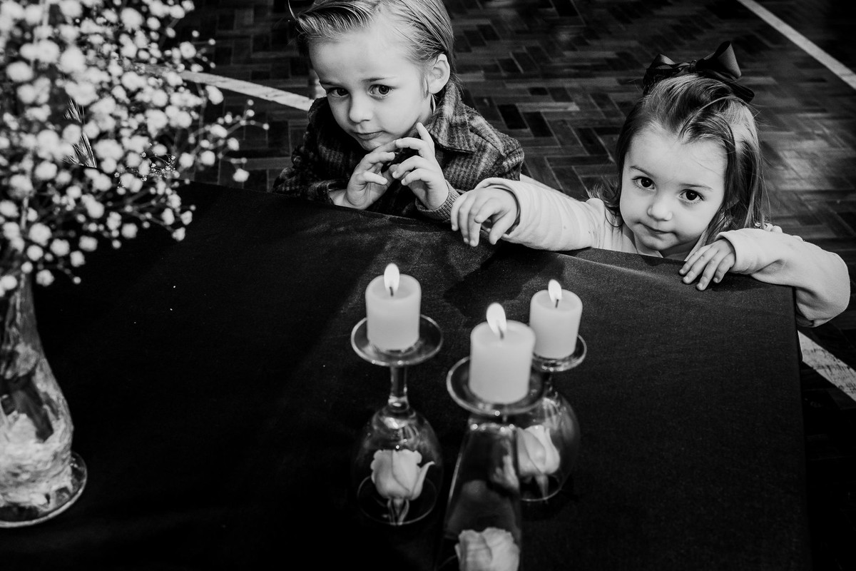 foto em preto e branco de crianças brincando com velas