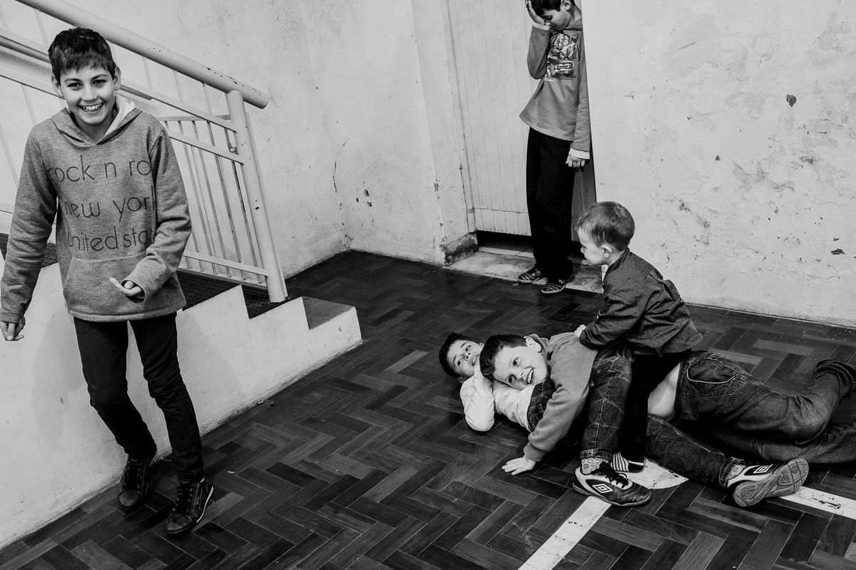 black and white picture about children playing in a party in the countryside of Brazil