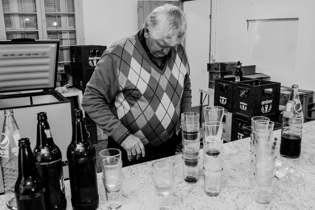 brazilian documental bw photography about hilarious scenes
