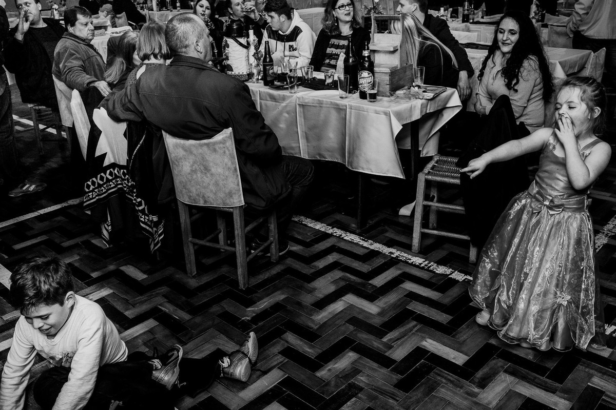 fotógrafa brasileira registra cenas pitorescas durante festa no interior do RS