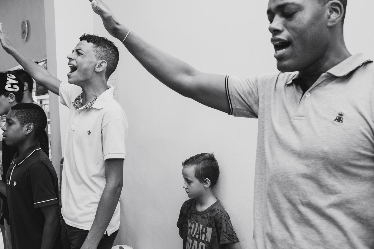 Jovens que buscam e glorificam ao Senhor com toda sua força, amor, fé e entendimento na Hope Chapel Brasil em Estrela