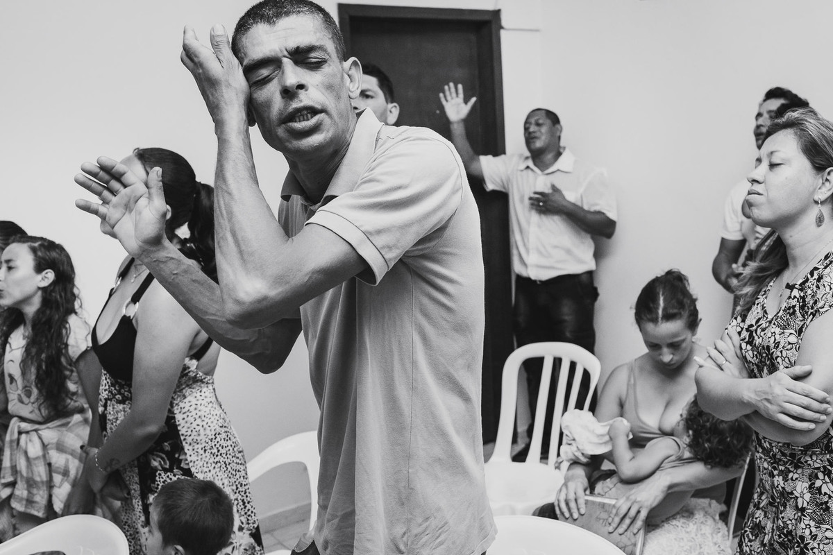 Entrega em adoração e louvor ao Senhor durante culto na Hope Chapel Brasil em Estrela
