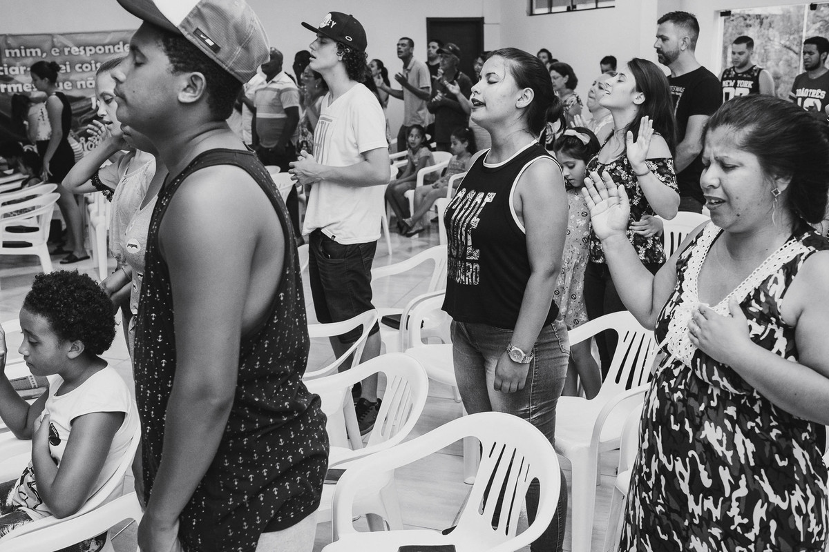 Os céus anunciam a sua justiça, e todos os povos vêem a sua glória durante culto na Hope Chapel Brasil em Estrela