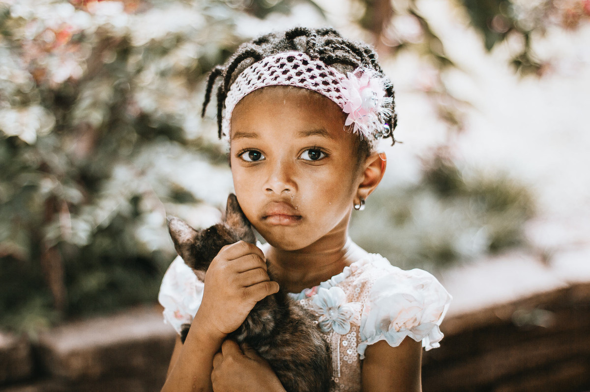 Ensaio infantil retrata a ternura e o amor de uma criança com seu pet